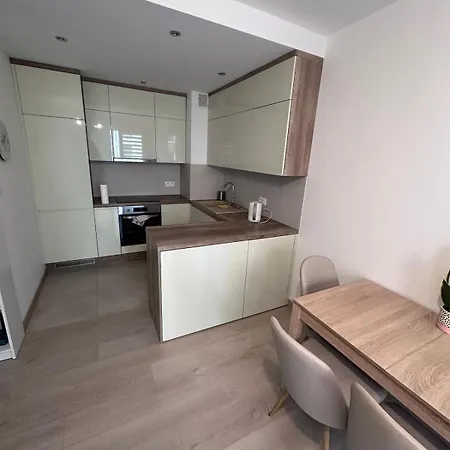 Apartamento Modern With Underground Parking Spot, Kwartowa,